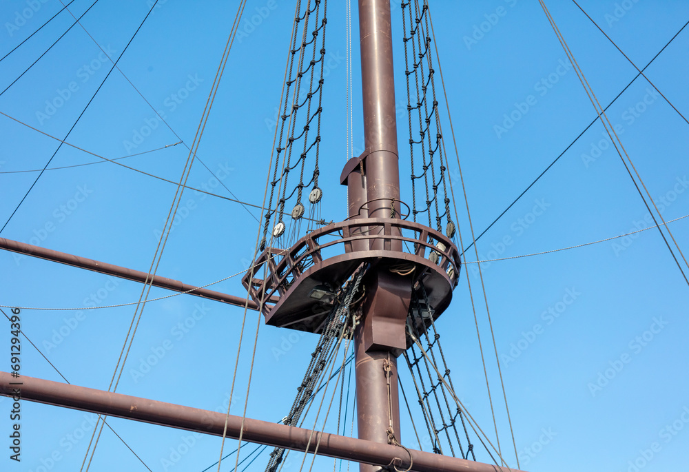 Obraz premium Mast on a ship against the blue sky