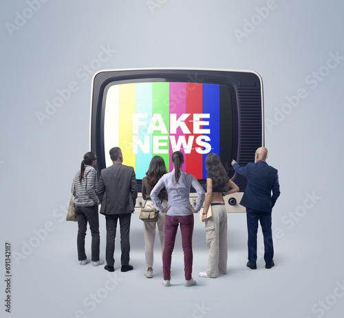 Cuadro en lienzo Audience following fake news on television