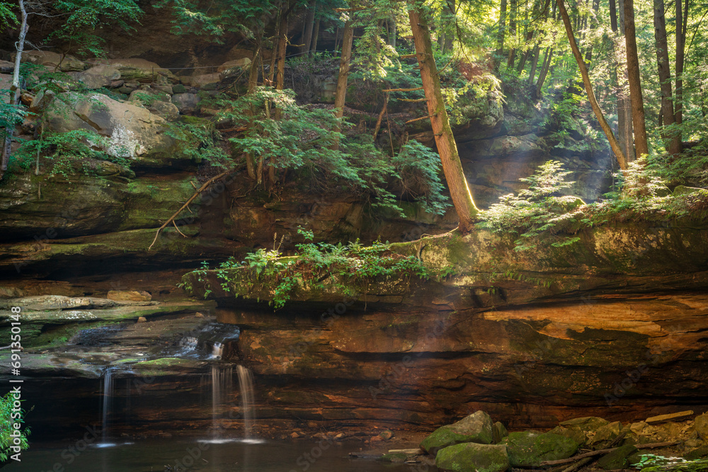 Obraz premium A Waterfall at Hocking Hills State Park in the Hocking Hills region of Hocking County, Ohio, United States