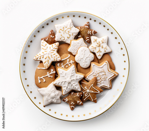 Délicieuse assiette de biscuits de Noël sur fond blanc