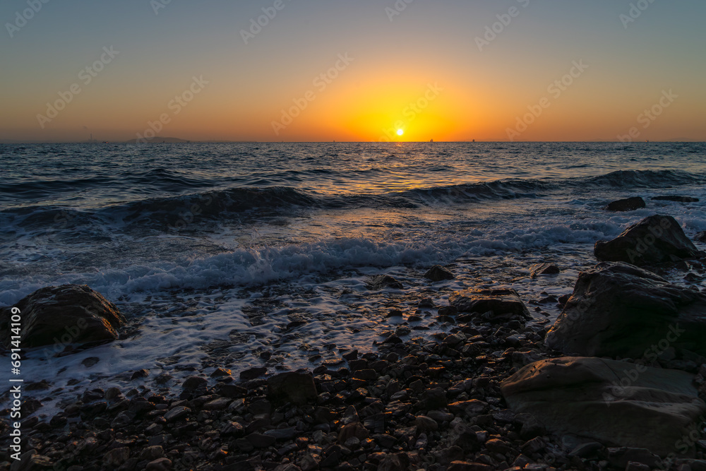 日の出を迎える朝の浜20231208