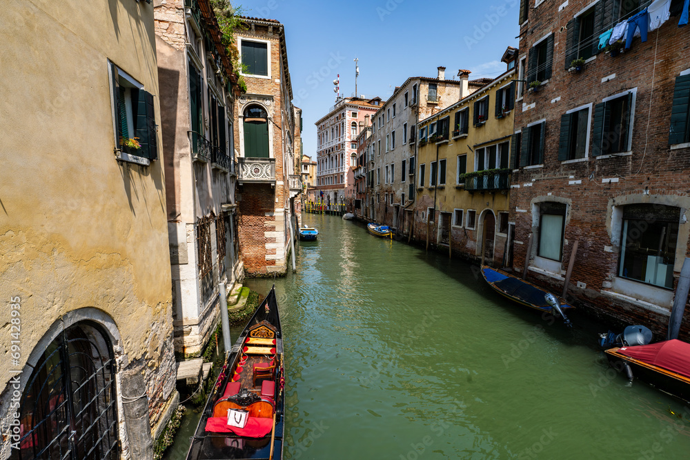 Enchanting Venice: A Visual Symphony of Canals, Architecture, and Timeless Elegance