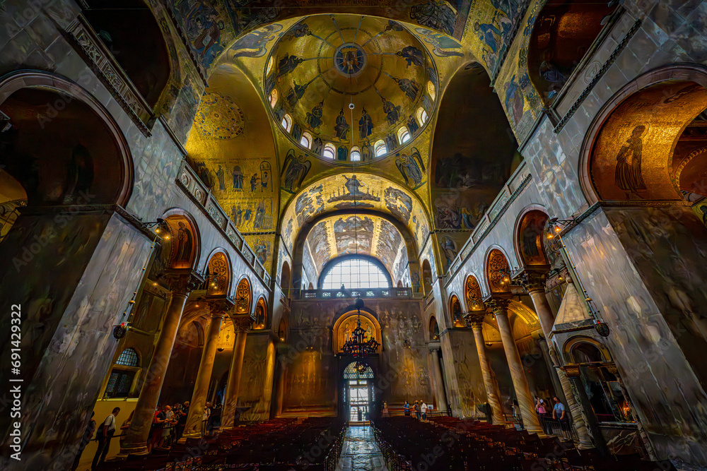 Enchanting Venice: A Visual Symphony of Canals, Architecture, and Timeless Elegance