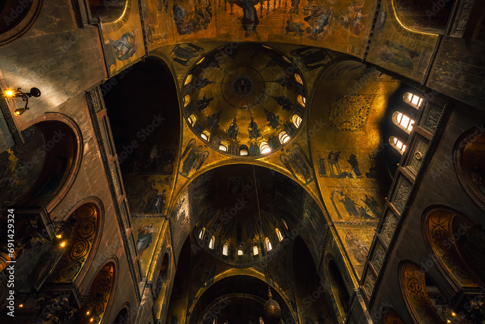 Enchanting Venice: A Visual Symphony of Canals, Architecture, and Timeless Elegance