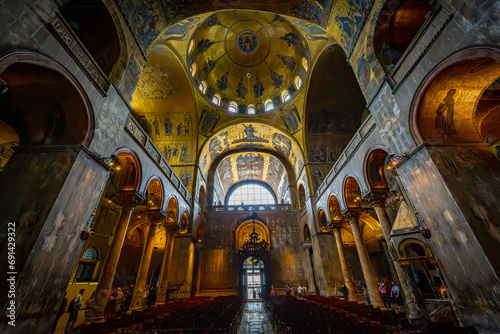Obraz na płótnie Enchanting Venice: A Visual Symphony of Canals, Architecture, and Timeless Elegance w salonie