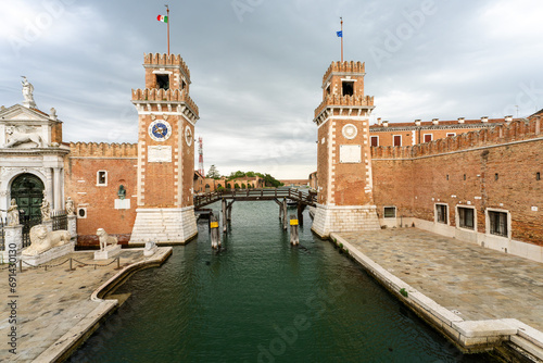 Obraz na płótnie Enchanting Venice: A Visual Symphony of Canals, Architecture, and Timeless Elegance w salonie