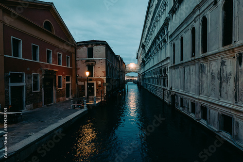 Obraz na płótnie Enchanting Venice: A Visual Symphony of Canals, Architecture, and Timeless Elegance w salonie