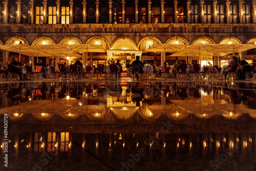 Obraz na płótnie Enchanting Venice: A Visual Symphony of Canals, Architecture, and Timeless Elegance w salonie