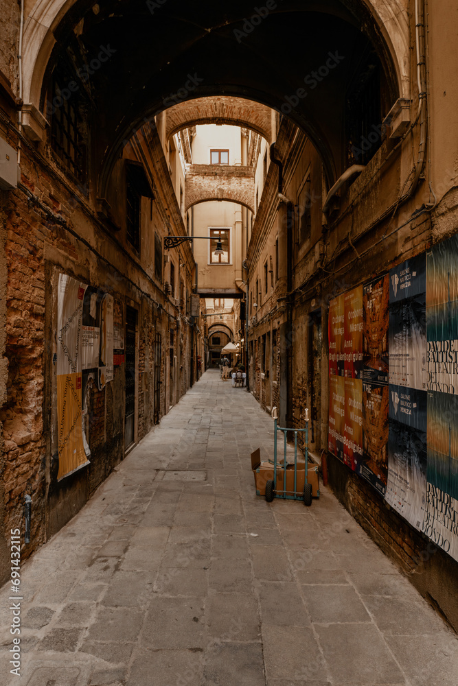 Enchanting Venice: A Visual Symphony of Canals, Architecture, and Timeless Elegance
