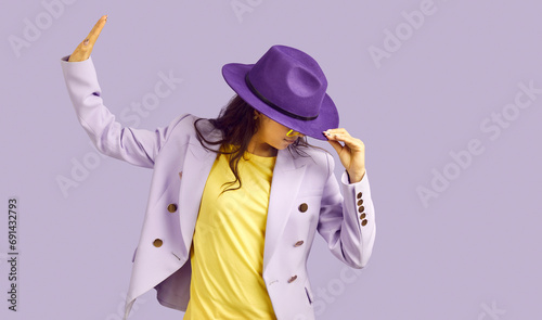 Tableau sur toile Studio shot of stylish dancer girl