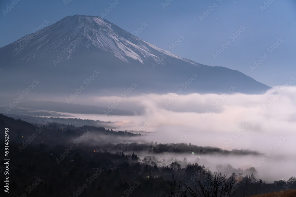 富士山と山中湖の雲海、夜の風景　Mt. Fuji and sea of ​​clouds at Lake Yamanaka, night scenery