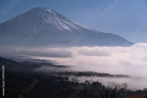 富士山と山中湖の雲海、夜の風景 Mt. Fuji and sea of ​​clouds at Lake Yamanaka, night scenery