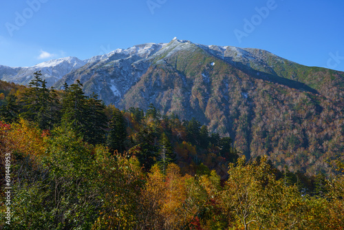 冠雪した十勝岳と紅葉 上富良野八景 北海道観光秋