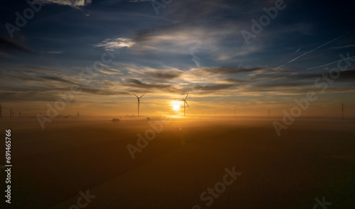 Sonnenaufgang bei Nebel mit Windräder Drohnenaufnahme 