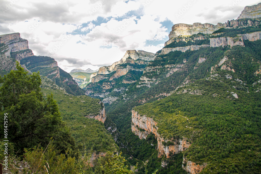 Fototapeta premium Huesca mountainsIn Spain, stands out for its impressive mountainous landscape in the Pyrenees