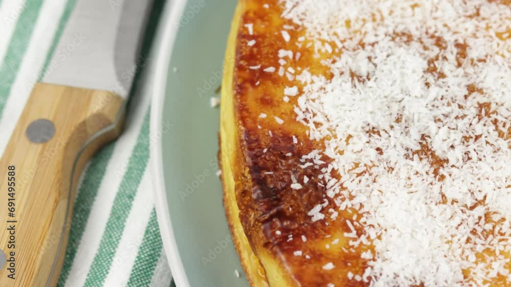 flan à la noix de coco, en gros plan, sur une table