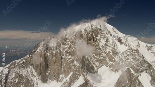 Aerial du Mont Blanc dans le vent avec formation de nuages