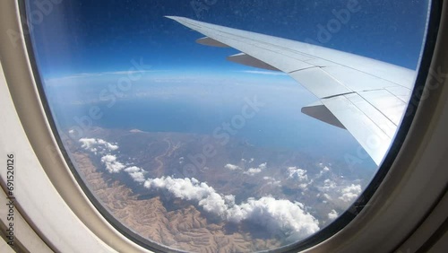 アラビア半島上空を飛行する飛行機から見た荒野とアデン湾と紅海の景色
