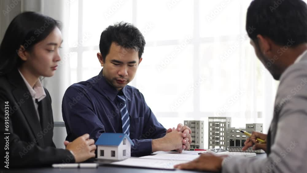 Businessman and real estate agent to discuss investing in house construction and buying and selling real estate projects. Home offering and down payment and installment schedule. Businessman and real estate agent to discuss investing in house construction and buying and selling real estate projects. Home offering and down payment and installment schedule.