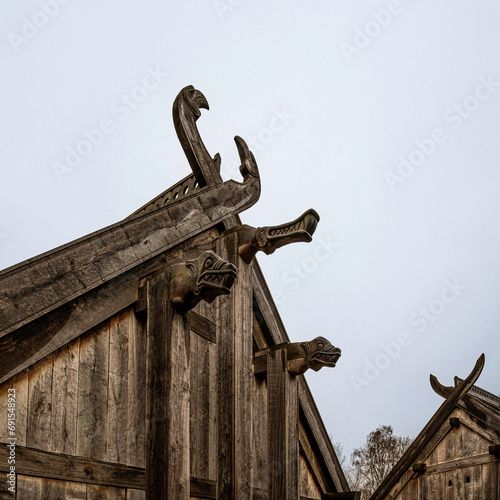 Φωτογραφία wood carvings of norse heads on the King's Hall in Saganlandet Lejre