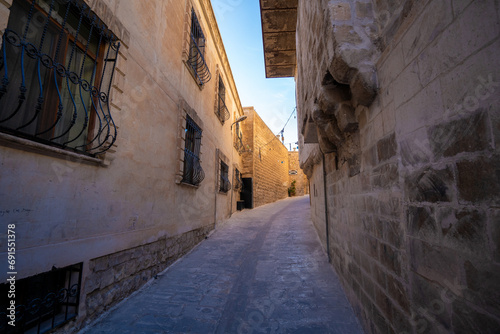Fototapeta Naklejka Na Ścianę i Meble -  Narrow stone streets in Mardin city center.