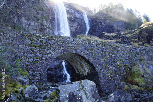 kamienny most przy wodospadzie photo