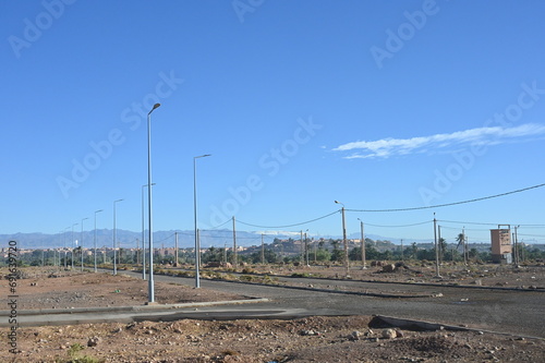 Neubaugebiet in Ouarzazate in Marokko, Straßen und Laternen stehen schon, es fehlen nur nich die Häuser, 
