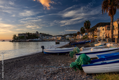 Lipari, Aeolische Inseln, Sizilien, Italien, 29.10.2023, Stadtstrand mit Fischerbooten > english> Lipari, Aeolian Islands, Sicily, Italy, October 29, 2023 photo