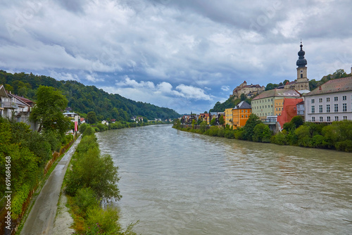 Schönes Stadtpanorama von Burghausen mit der berühmten Burg in Bayern, Deutschland. Es ist die längste Burganlage der Welt.