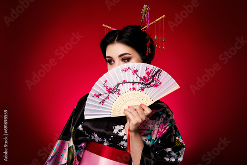 Foto Photo of stunning adorable lady geisha dressed kimono sakura print looking empty