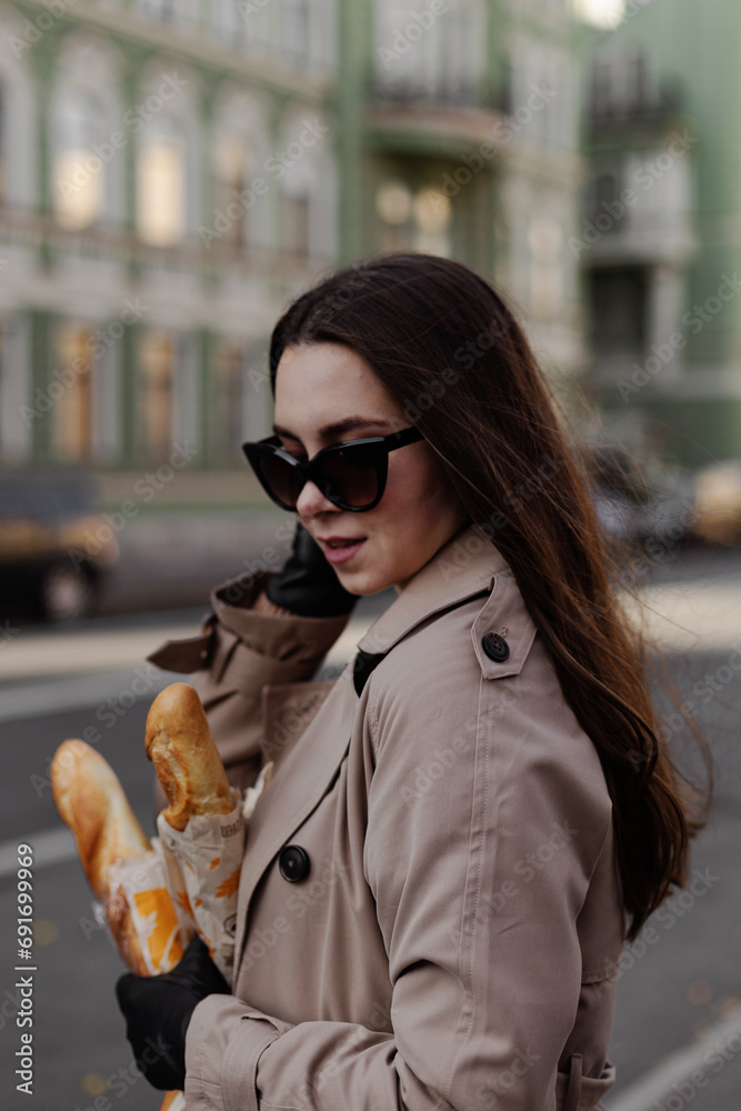 Obraz premium person in a city with baguette