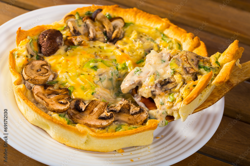 Foto de Delicate mushroom pie filled with shiitake, porcini and