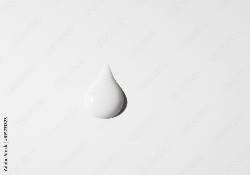 美容コスメ素材 白い背景に乳液ジェルのしずく 美容コスメ素材 白い背景に乳液ジェルのしずく