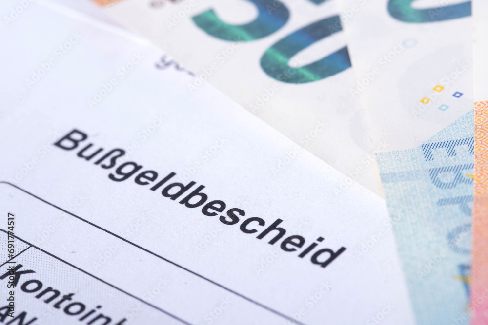 Euro Geldscheine und ein Bußgeldbescheid für ein Vergehen im Straßenverkehr Stock Photo Adobe