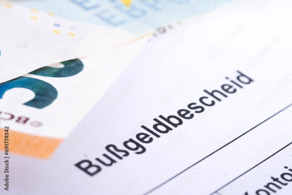 Euro Geldscheine und ein Bußgeldbescheid für ein Vergehen im Straßenverkehr Stock Photo Adobe