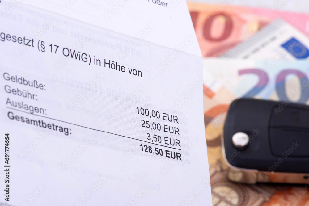 Euro Geldscheine und ein Bußgeldbescheid für ein Vergehen im Straßenverkehr Stock Photo Adobe