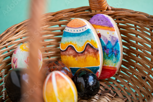 galletas con forma de huevos de pascua decorados a mano en cesta  