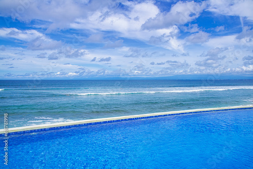 Infinity pool overlooking beach. beachfront swimming pool