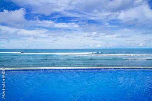 Infinity pool overlooking beach. beachfront swimming pool