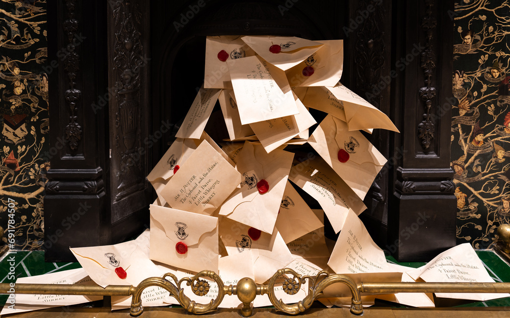 Obraz premium JAPAN - NOV 13, 2023: Hogwarts acceptance letter and envelope with vintage red wax seal overflow from fireplace at Warner Bros. Studio Tour Tokyo, The Making of Harry Potter, Wizarding World