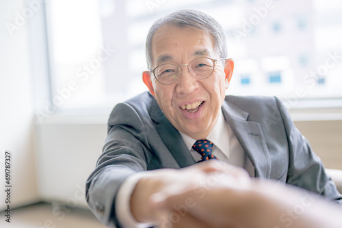 笑顔で握手するビジネスマン photo