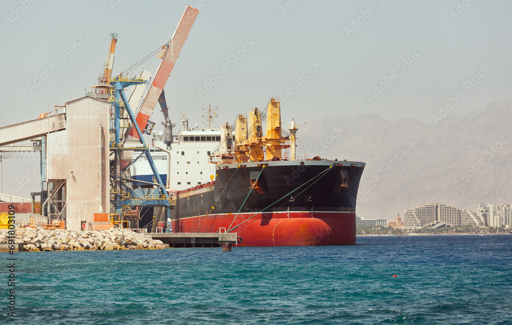  cargo ship in the port of the Gulf of Eilat - obrazy, fototapety, plakaty 