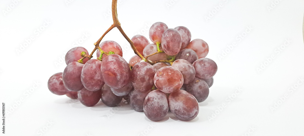 Obraz premium bunch of grapes isolated