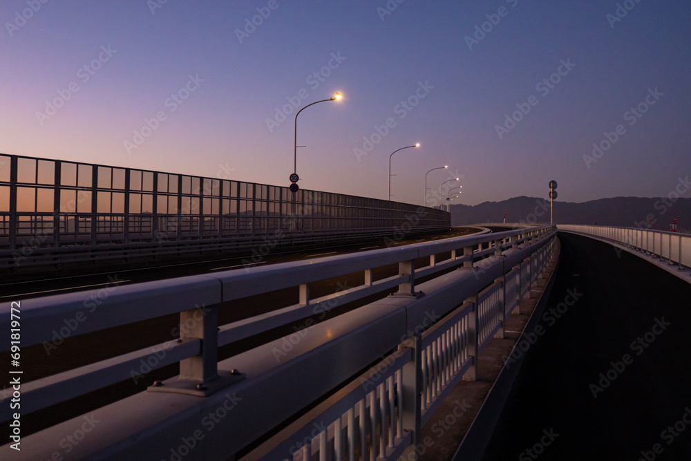 夕暮れ時の橋