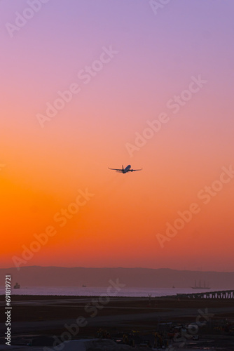 夕暮れの空と飛ぶ飛行機 © Rika