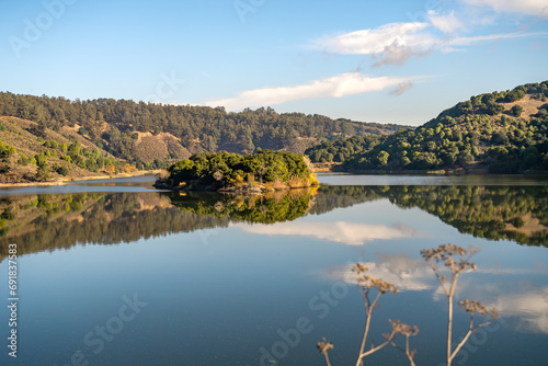 Fototapeta Naklejka Na Ścianę i Meble -  Lake Chabot Regional Park. Autumn landscape.