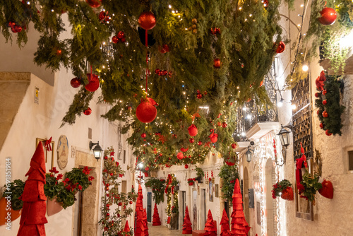 atmosfera natalizia nel borgo antico di Locorotondo - Puglia, Italy. 