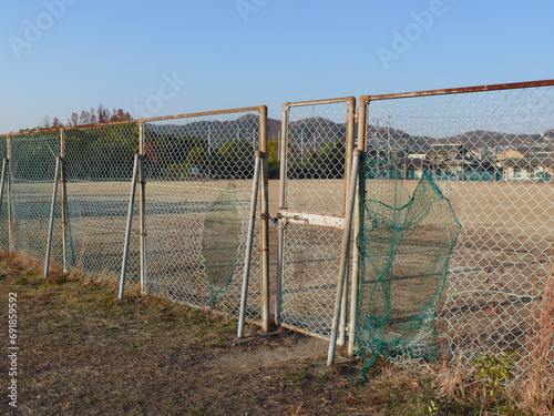 スポーツグランドのゲート。 壊れたゲート。