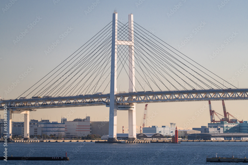 ベイブリッジを望む大さん橋の風景 Scenery of Yamashita Park overlooking the Bay Bridge
ベイブリッジを望む大さん橋の風景 Scenery of Yamashita Park overlooking the Bay Bridge