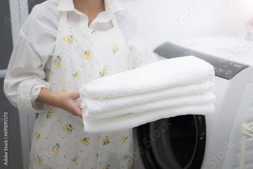 ドラム式洗濯機で洗濯をする主婦 フワフワのタオル